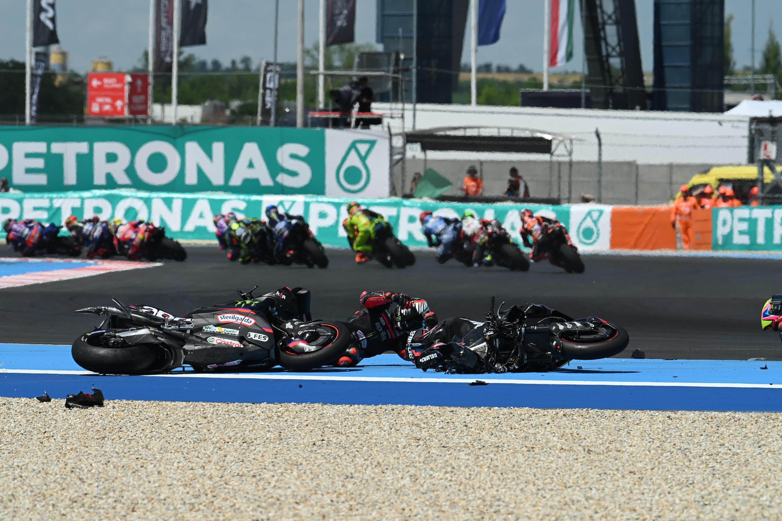 Mega caduta in MotoGP, Martin fa "strike": tutte le foto