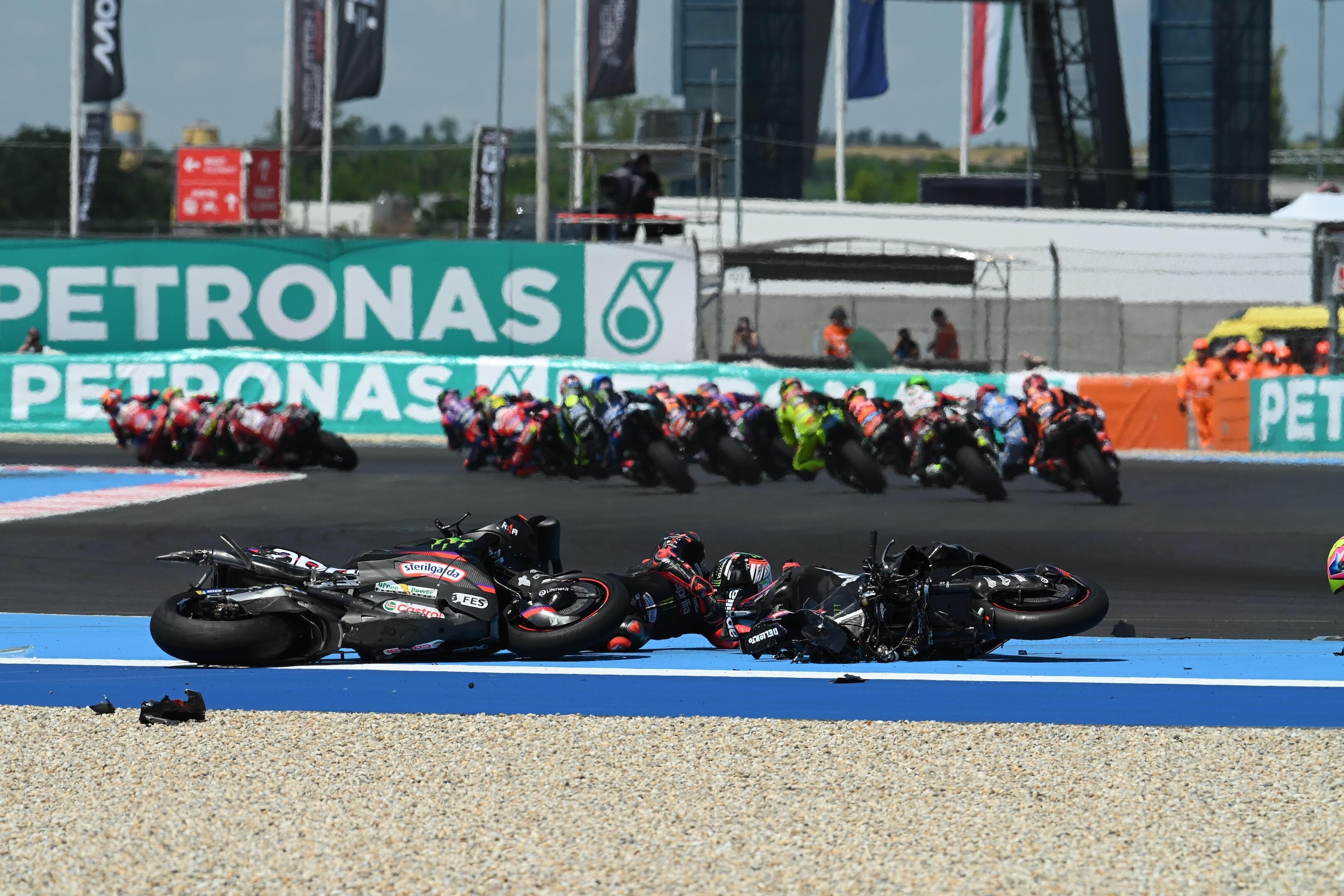 Mega caduta in MotoGP, Martin fa "strike": tutte le foto