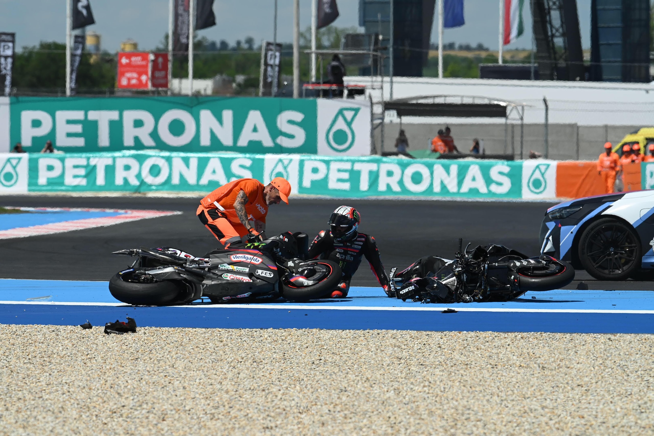 Mega caduta in MotoGP, Martin fa "strike": tutte le foto