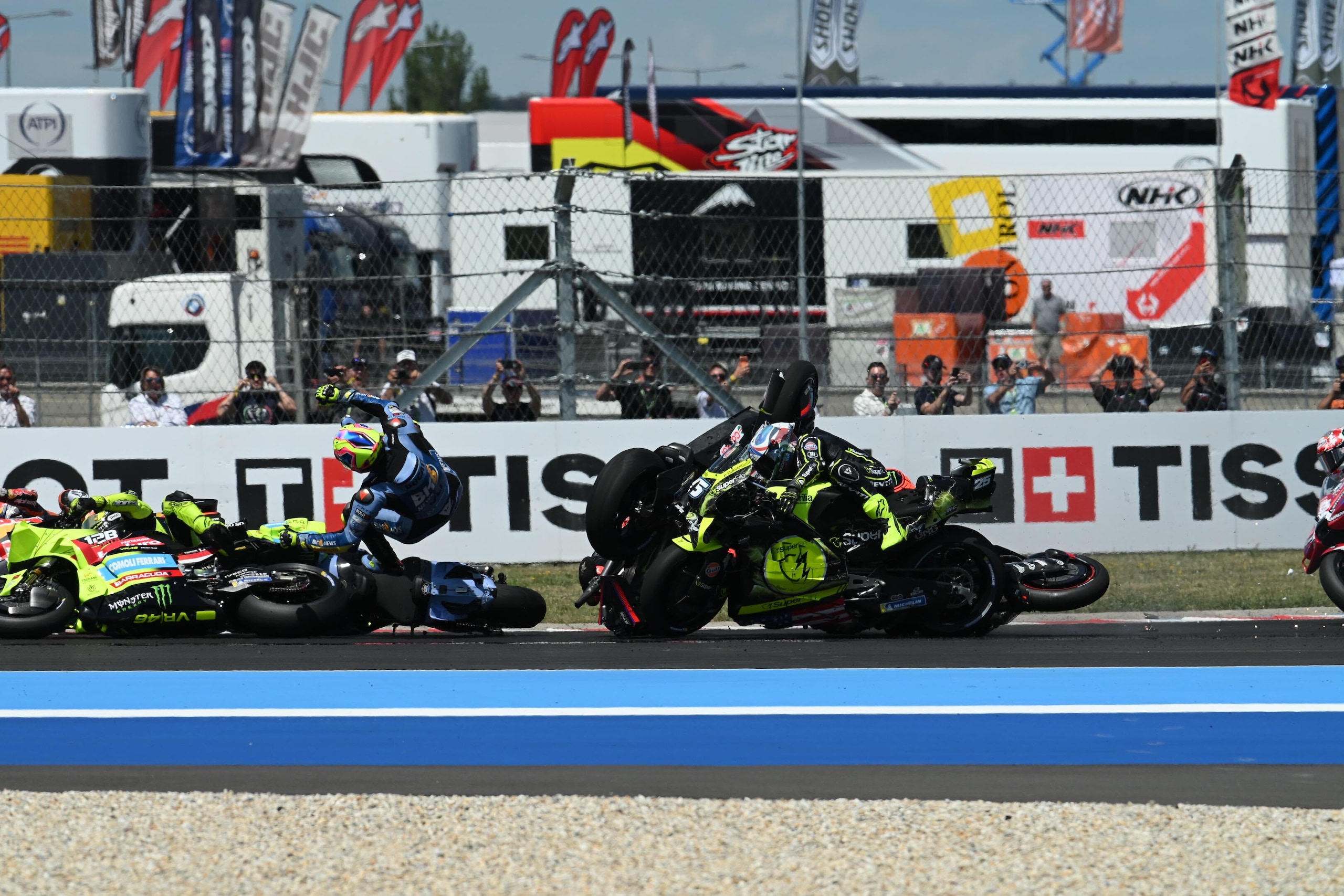Mega caduta in MotoGP, Martin fa "strike": tutte le foto
