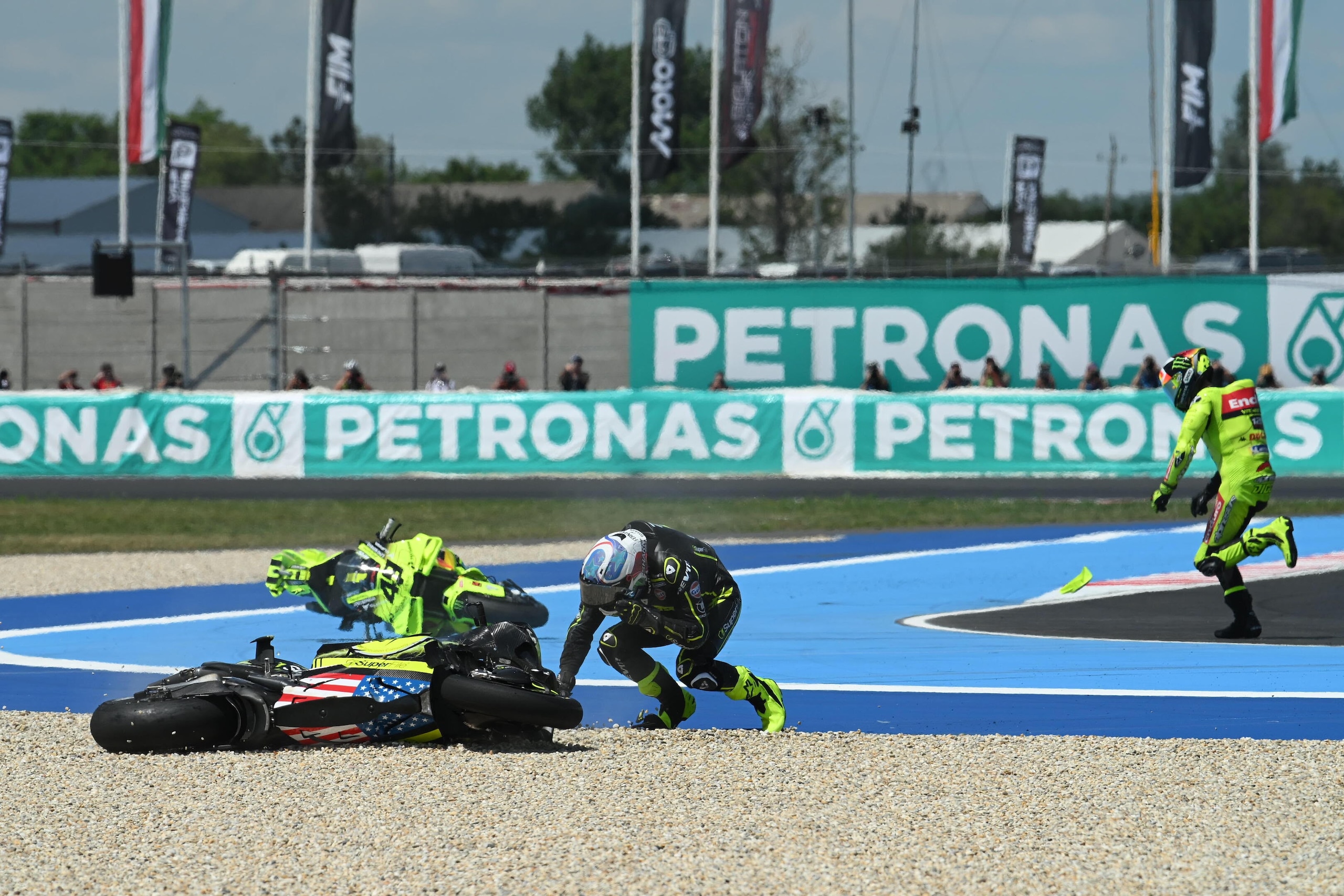 Mega caduta in MotoGP, Martin fa "strike": tutte le foto