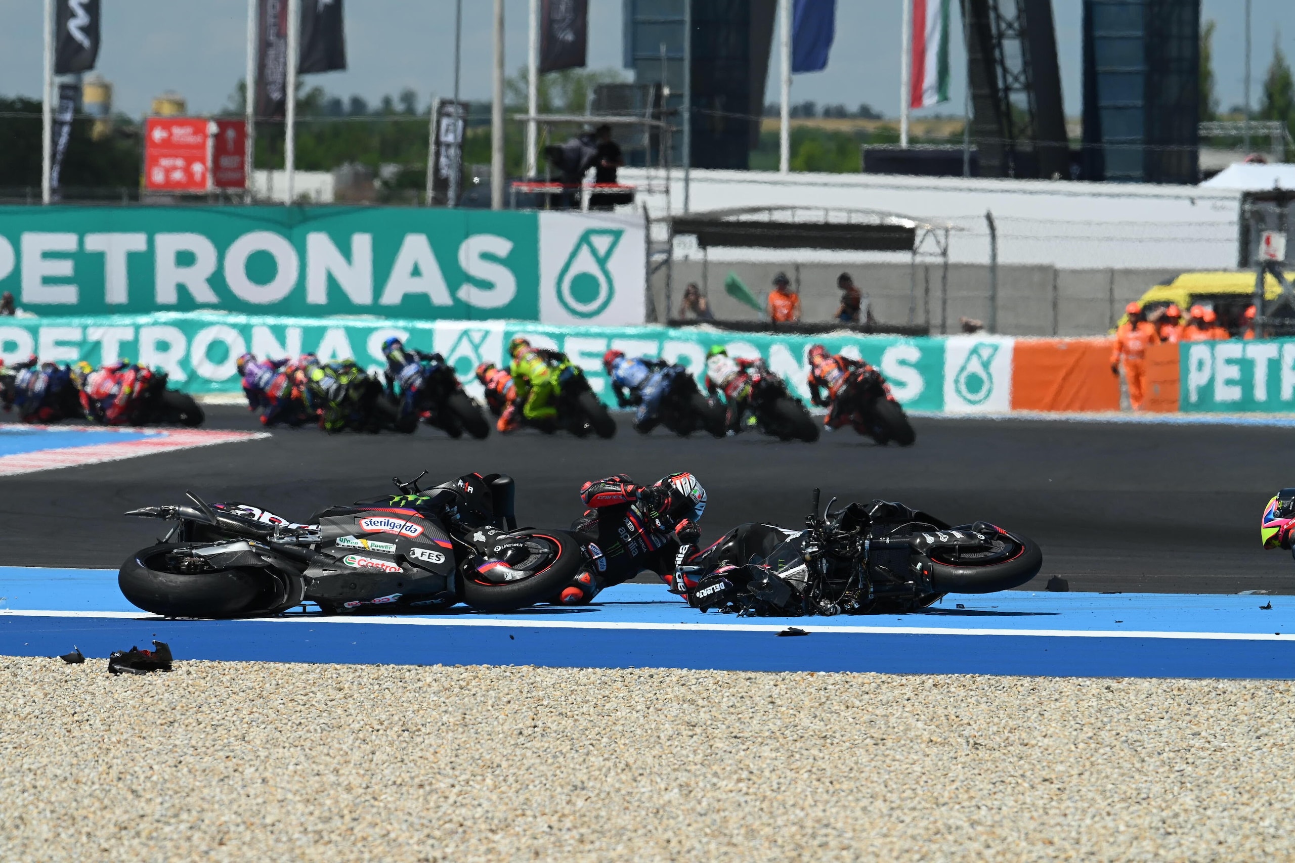 Mega caduta in MotoGP, Martin fa "strike": tutte le foto
