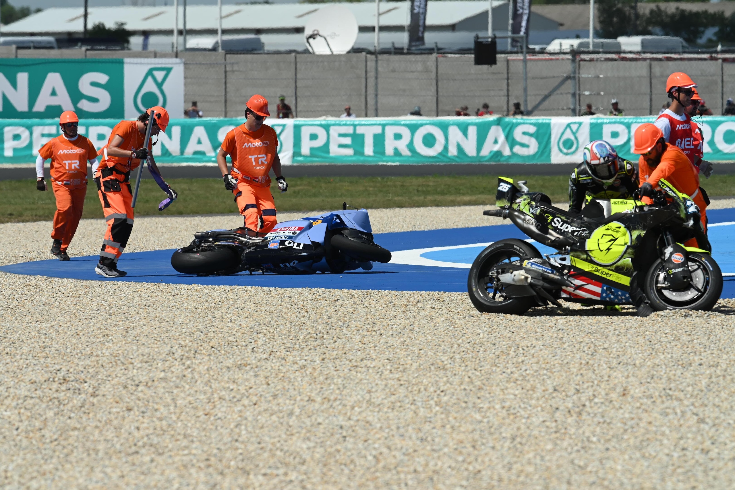 Mega caduta in MotoGP, Martin fa "strike": tutte le foto