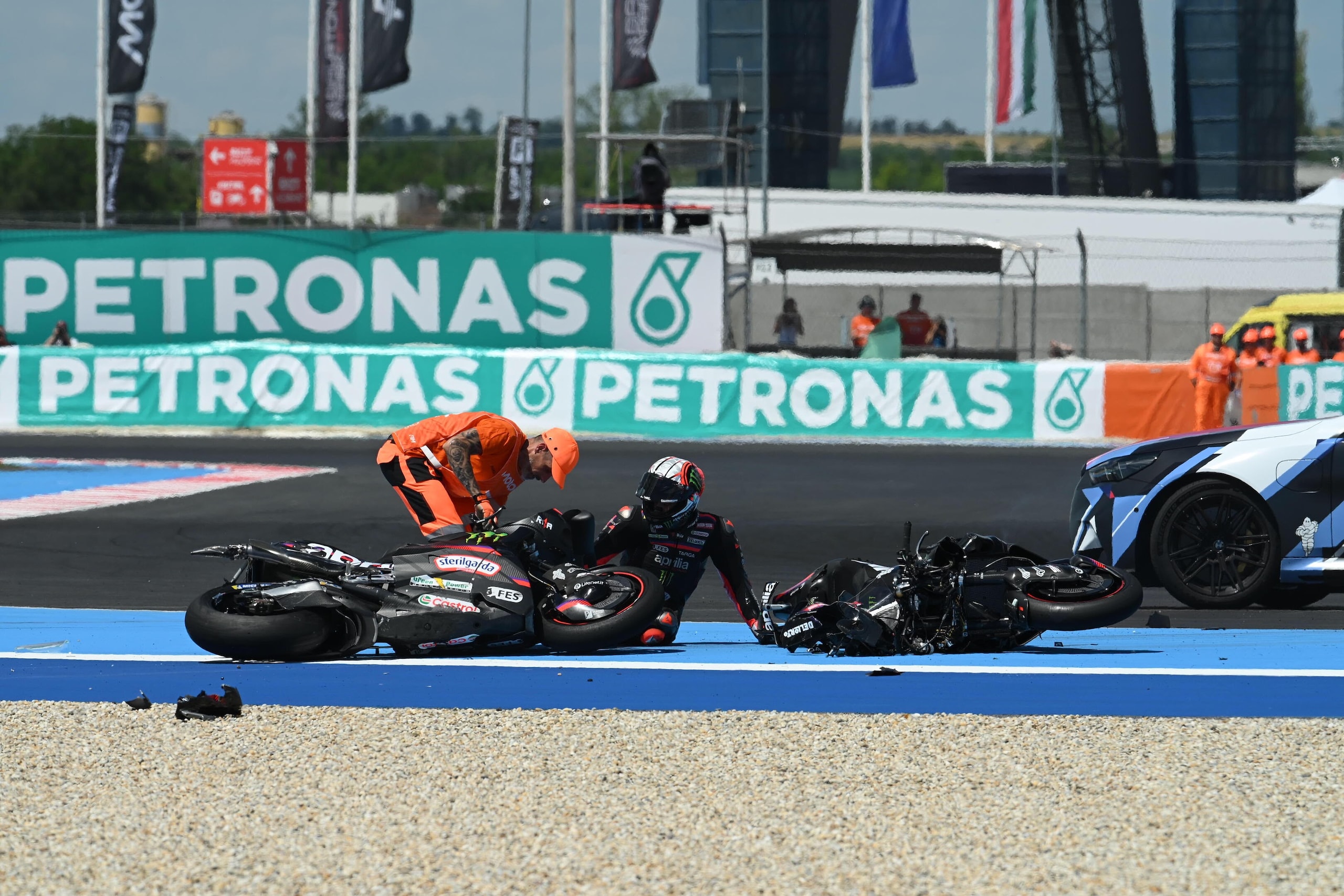 Mega caduta in MotoGP, Martin fa "strike": tutte le foto