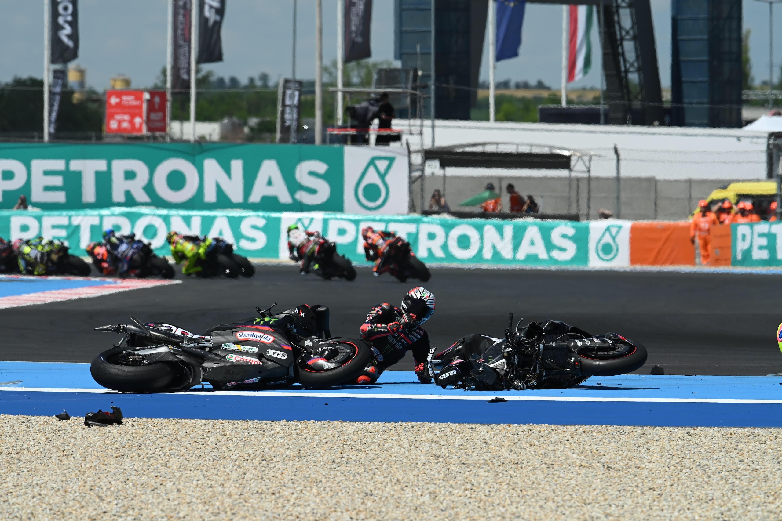 Mega caduta in MotoGP, Martin fa "strike": tutte le foto