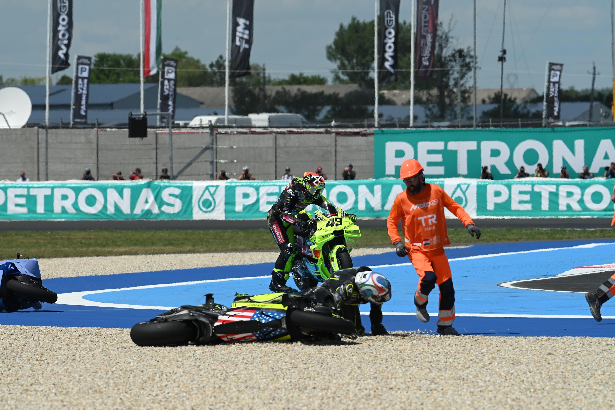 Mega caduta in MotoGP, Martin fa "strike": tutte le foto