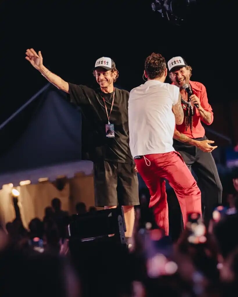 Valentino Rossi insieme a Jovanotti al concerto da record di Cremonini