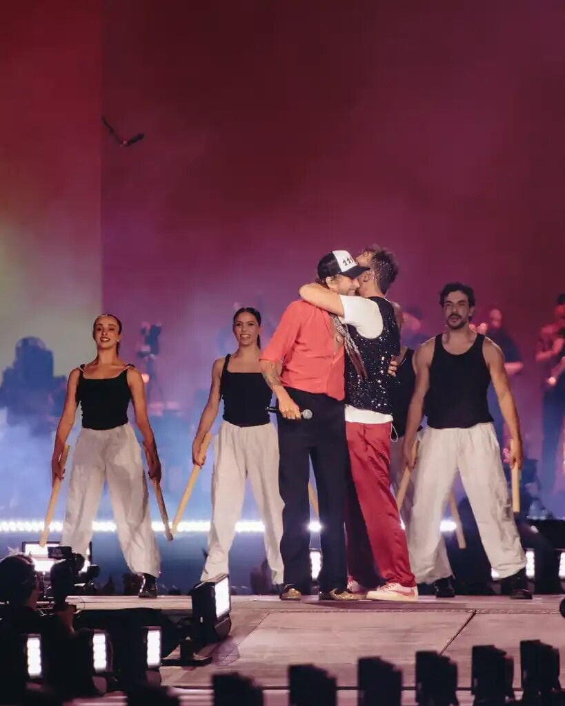 Valentino Rossi insieme a Jovanotti al concerto da record di Cremonini