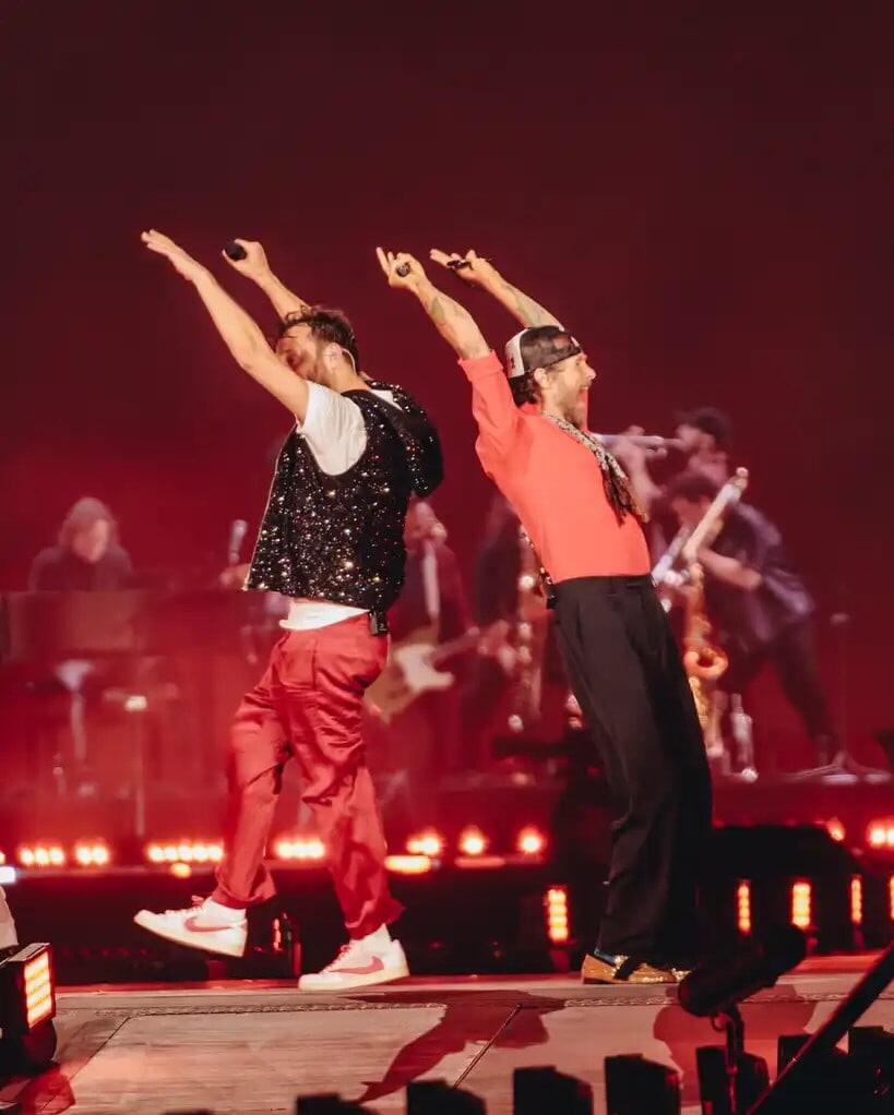 Valentino Rossi insieme a Jovanotti al concerto da record di Cremonini
