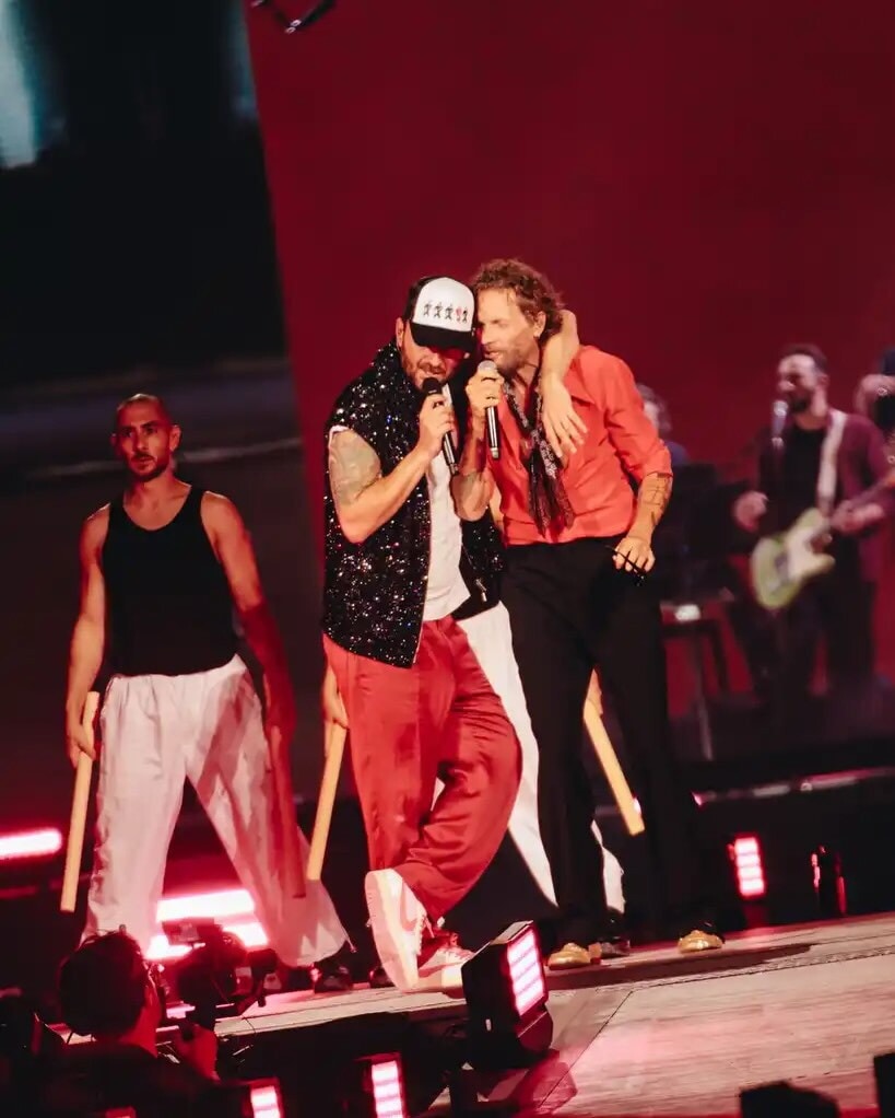 Valentino Rossi insieme a Jovanotti al concerto da record di Cremonini
