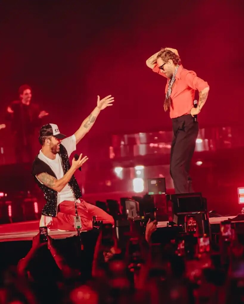 Valentino Rossi insieme a Jovanotti al concerto da record di Cremonini
