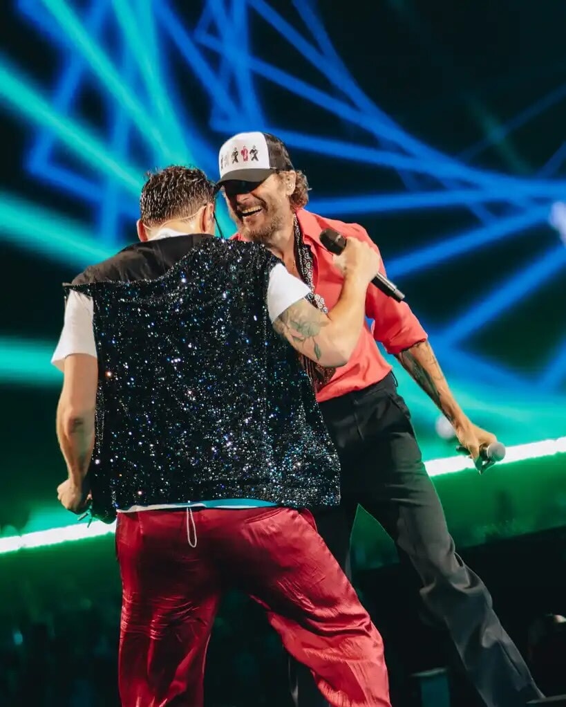 Valentino Rossi insieme a Jovanotti al concerto da record di Cremonini