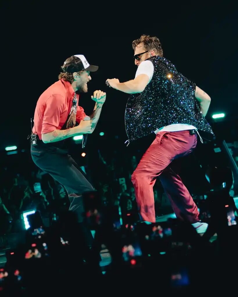 Valentino Rossi insieme a Jovanotti al concerto da record di Cremonini