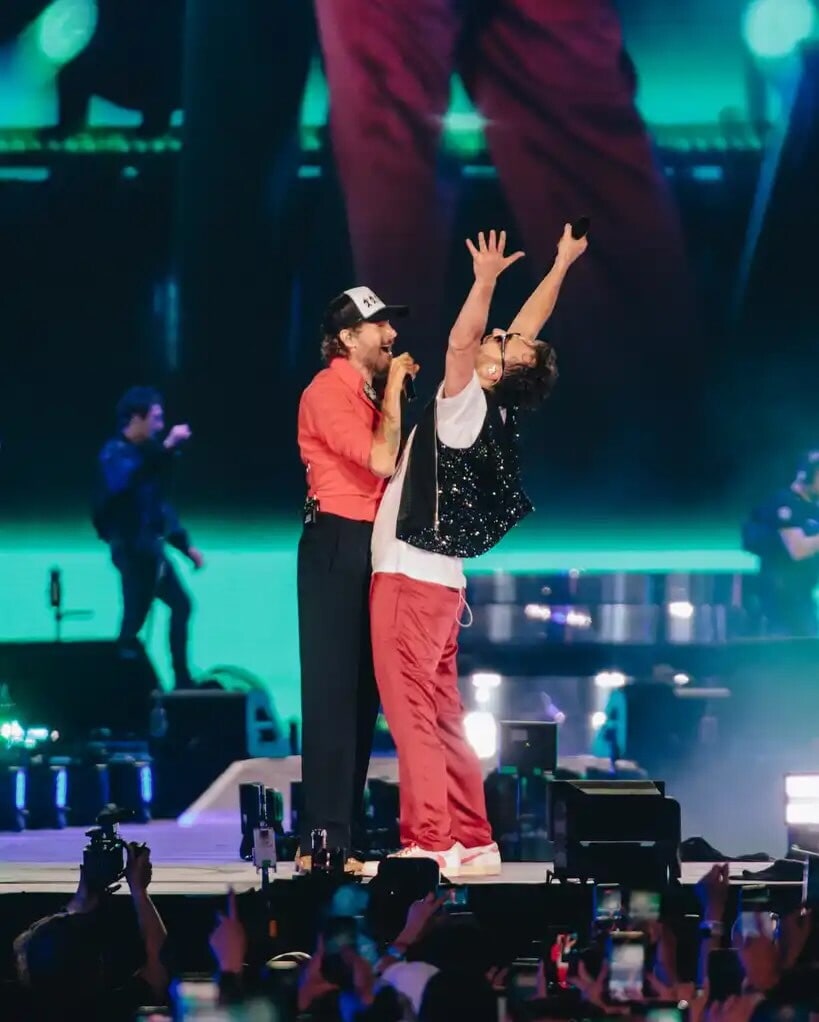 Valentino Rossi insieme a Jovanotti al concerto da record di Cremonini