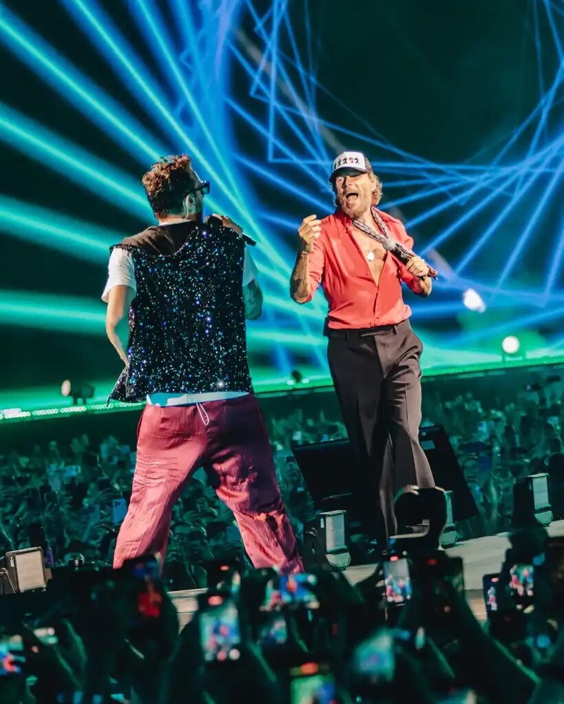 Valentino Rossi insieme a Jovanotti al concerto da record di Cremonini
