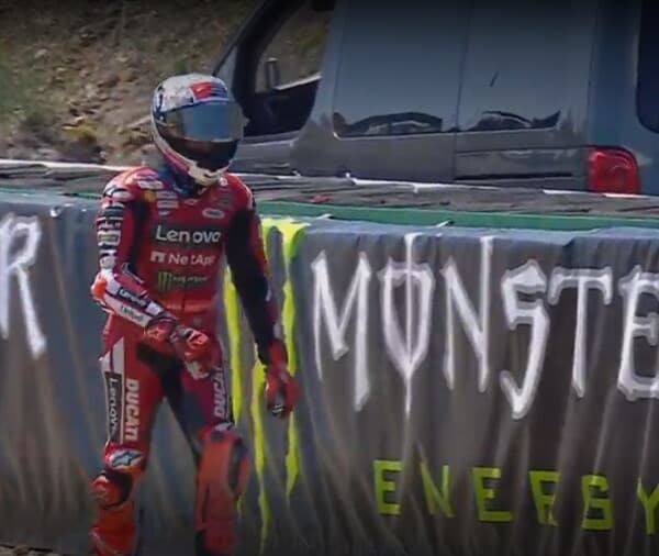 MotoGP, sciocca caduta di Marc Marquez: finisce in maniera brusca nella ghiaia