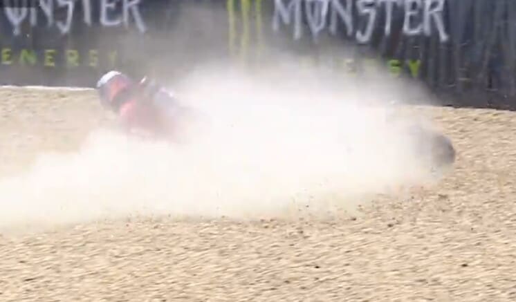 MotoGP, sciocca caduta di Marc Marquez: finisce in maniera brusca nella ghiaia
