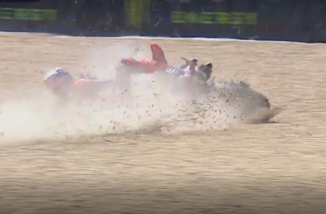 MotoGP, sciocca caduta di Marc Marquez: finisce in maniera brusca nella ghiaia