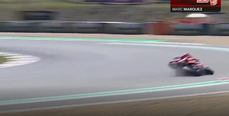 MotoGP, sciocca caduta di Marc Marquez: finisce in maniera brusca nella ghiaia