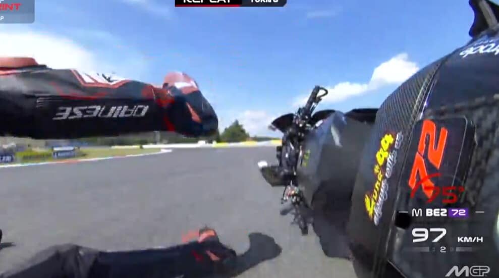MotoGP, la caduta pericolosa di Bezzecchi: tutte le foto