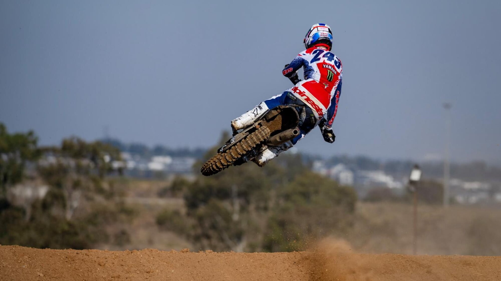 Gajser vola sulle colline di Foxhills in MXGP