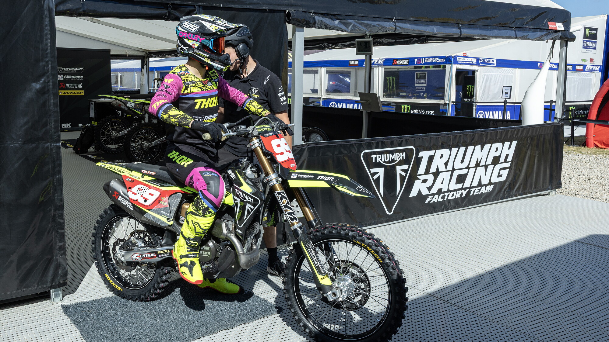 MX2: le Triumph schiaccia sassi a Loket