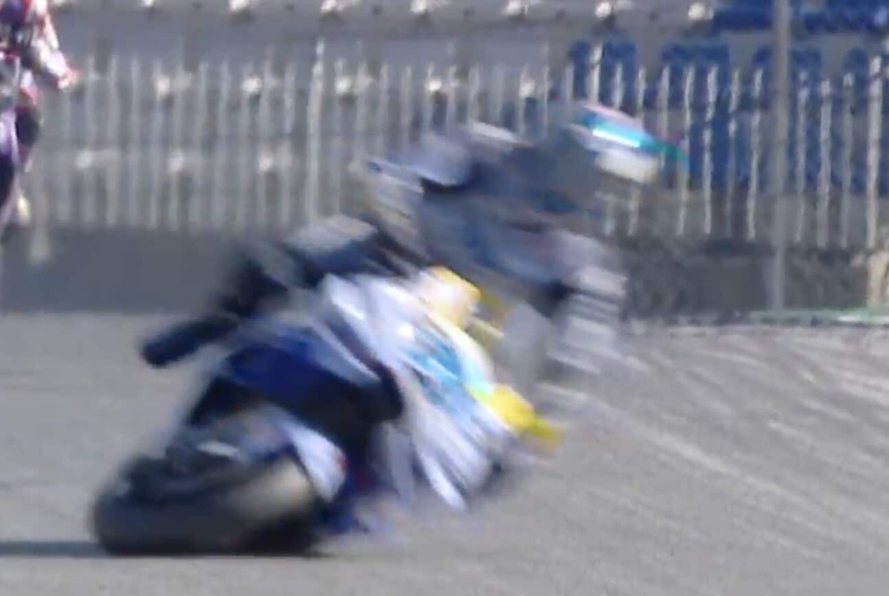 Alex Marquez a terra... in rettilineo! La sequenza della caduta
