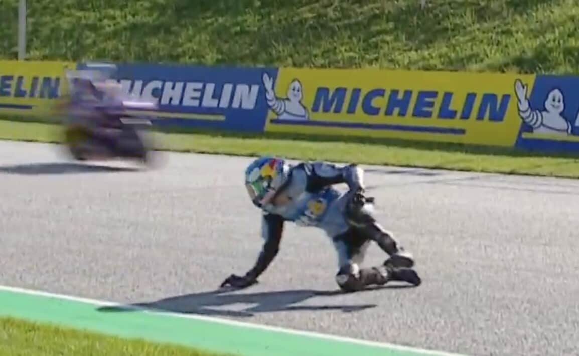 Alex Marquez a terra... in rettilineo! La sequenza della caduta