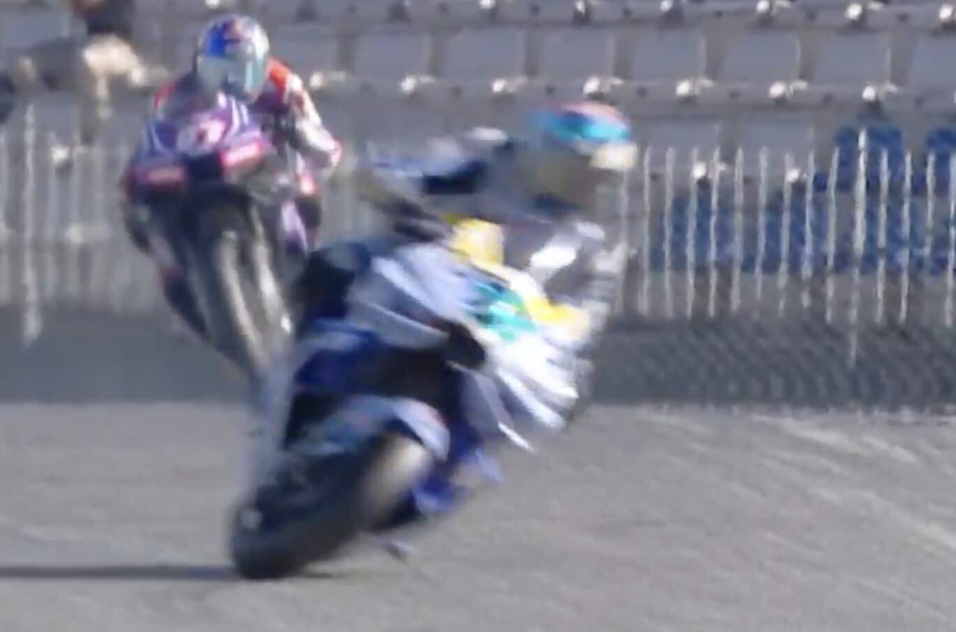 Alex Marquez a terra... in rettilineo! La sequenza della caduta
