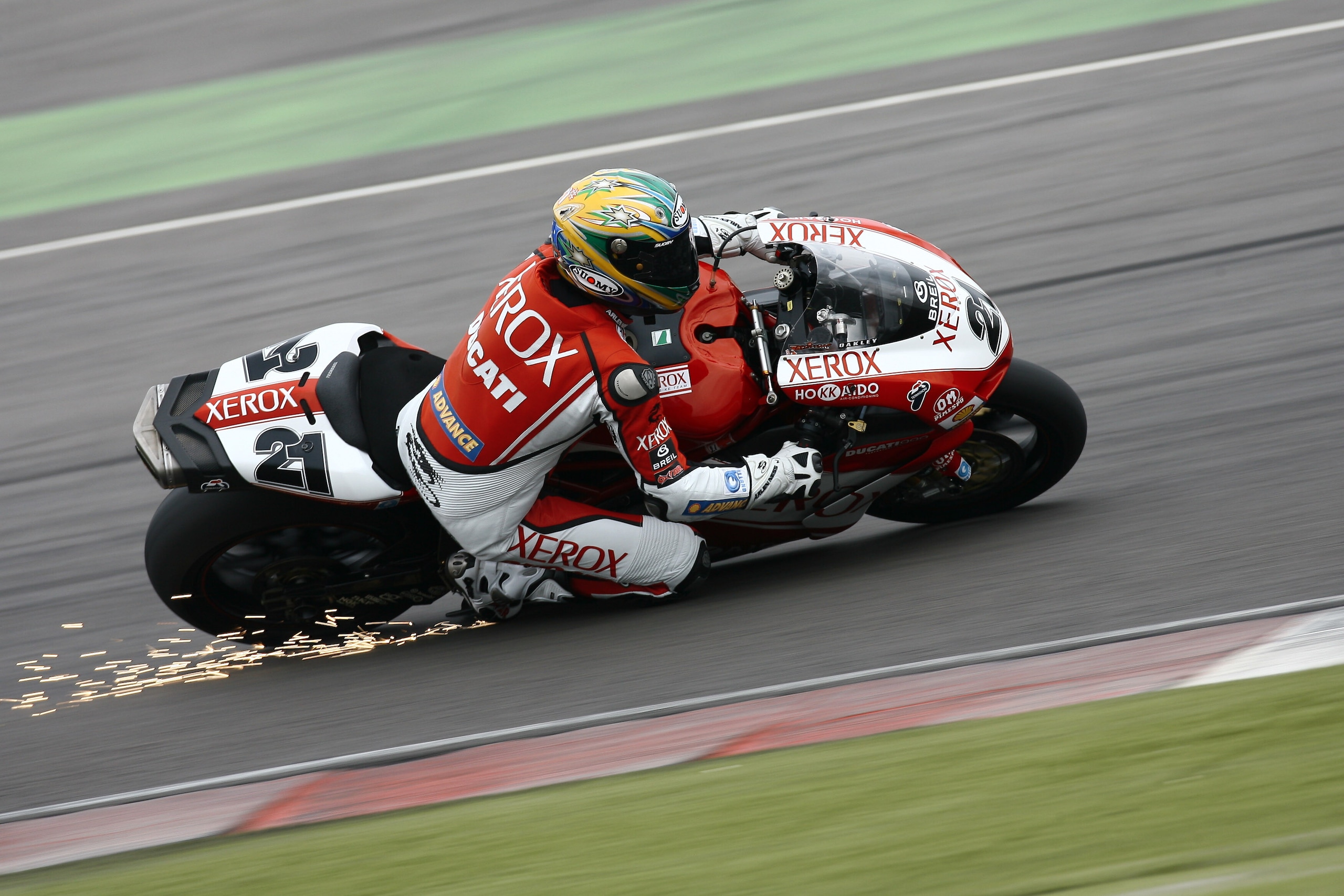 Ducati vincente in SBK: le foto di tutti i piloti sul tetto del mondo