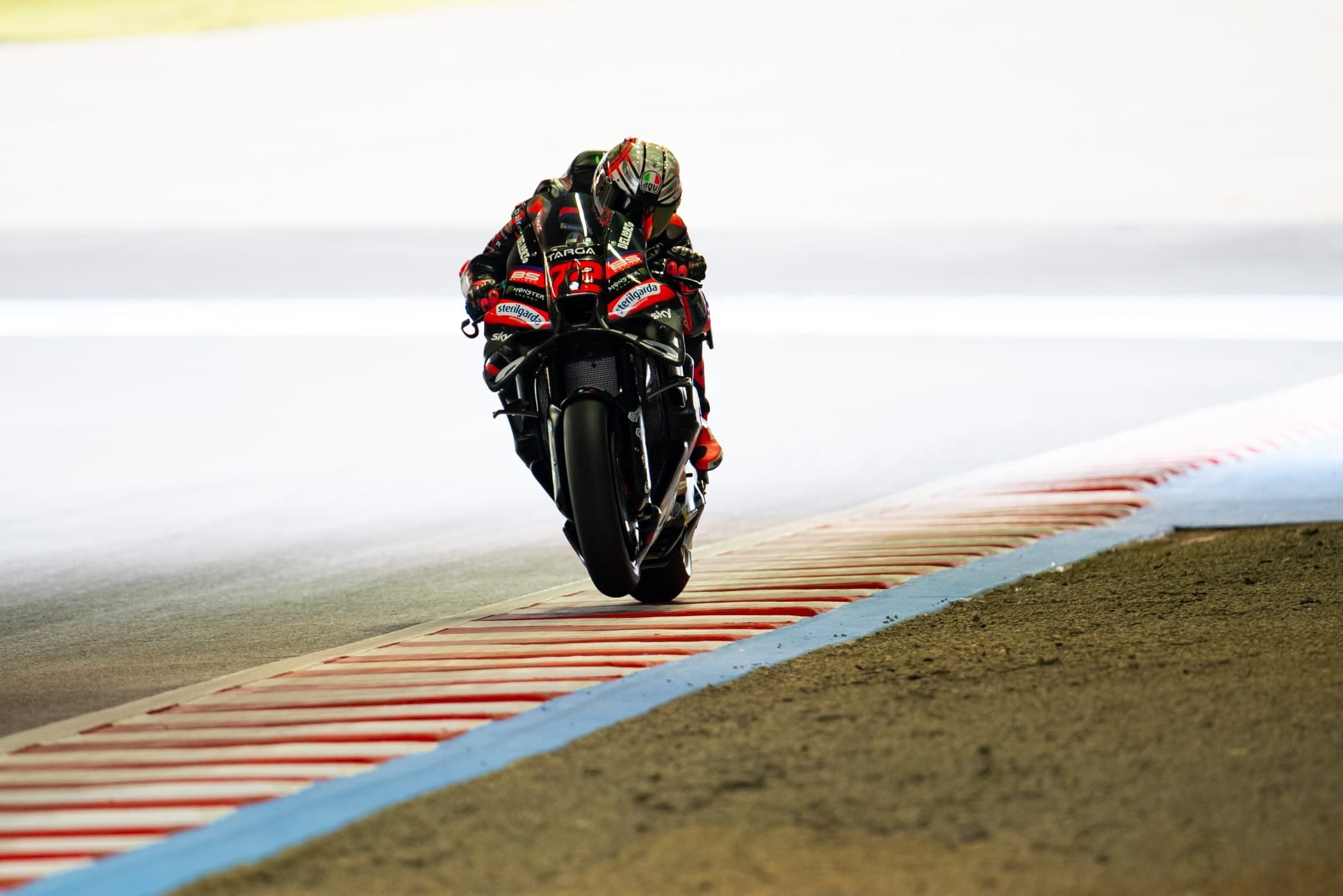 Jannik Sinner prende la patente della moto dopo cinque tentativi: futuro in MotoGP? L'amicizia con Bezzecchi c'è