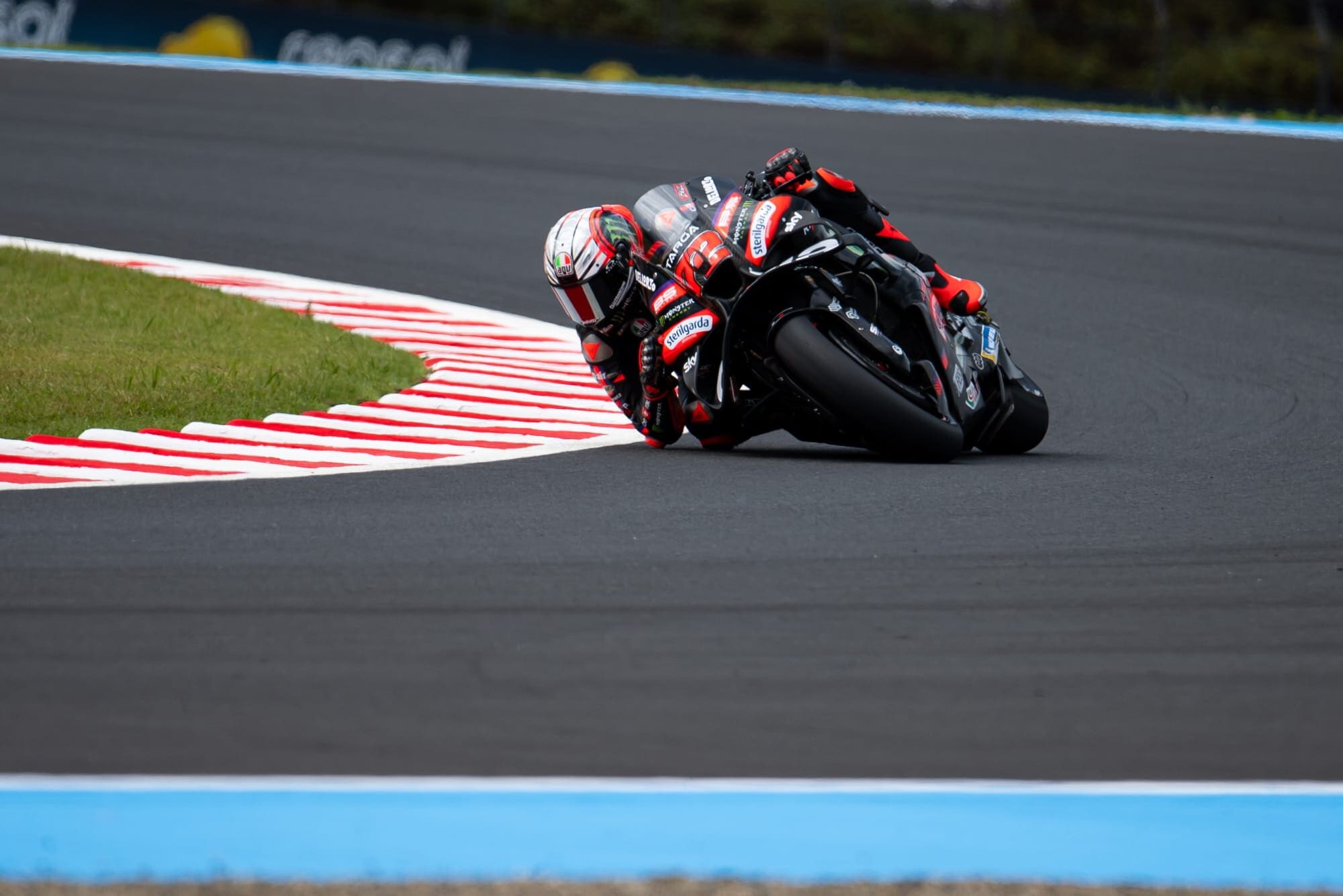 Jannik Sinner prende la patente della moto dopo cinque tentativi: futuro in MotoGP? L'amicizia con Bezzecchi c'è