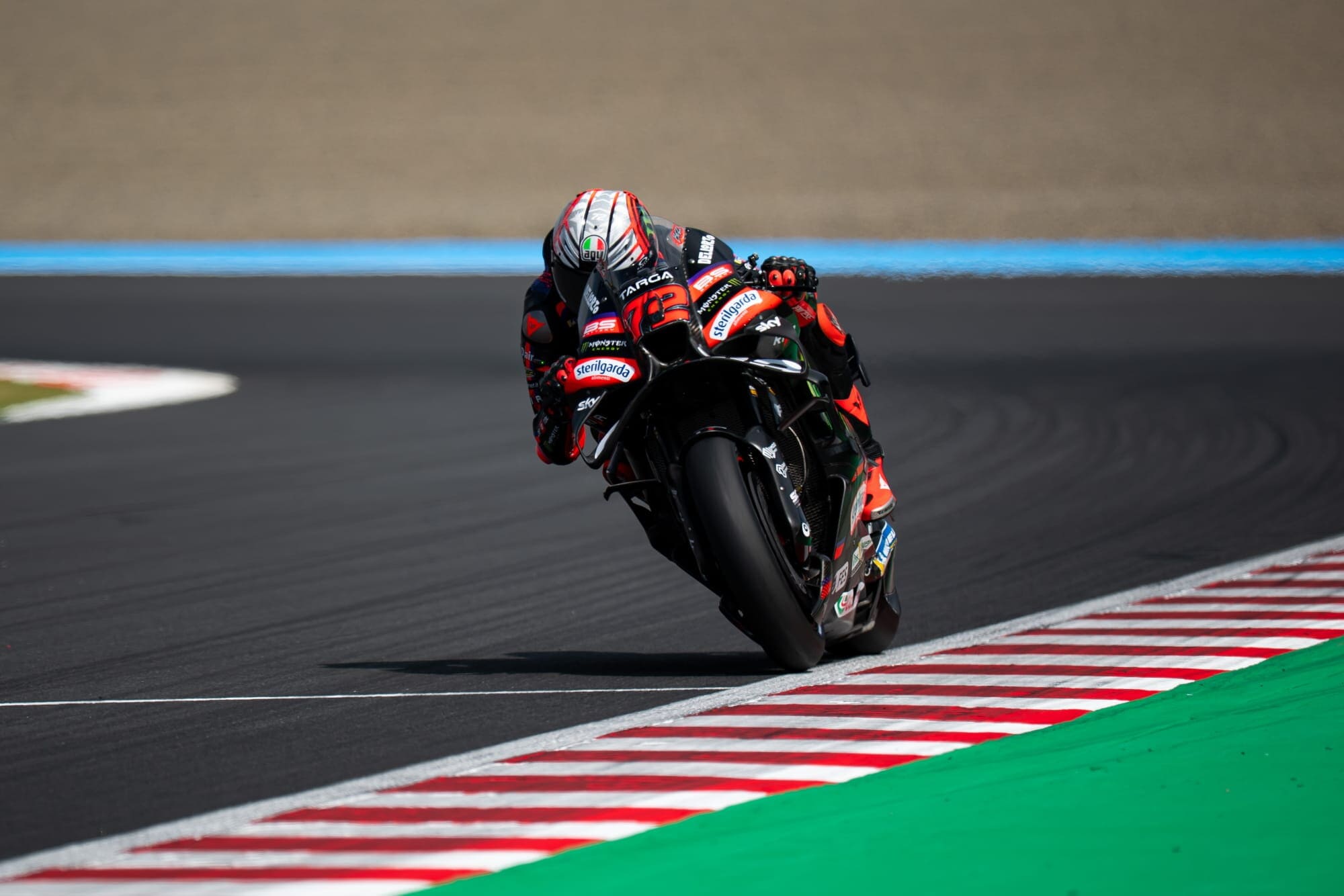 Jannik Sinner prende la patente della moto dopo cinque tentativi: futuro in MotoGP? L'amicizia con Bezzecchi c'è