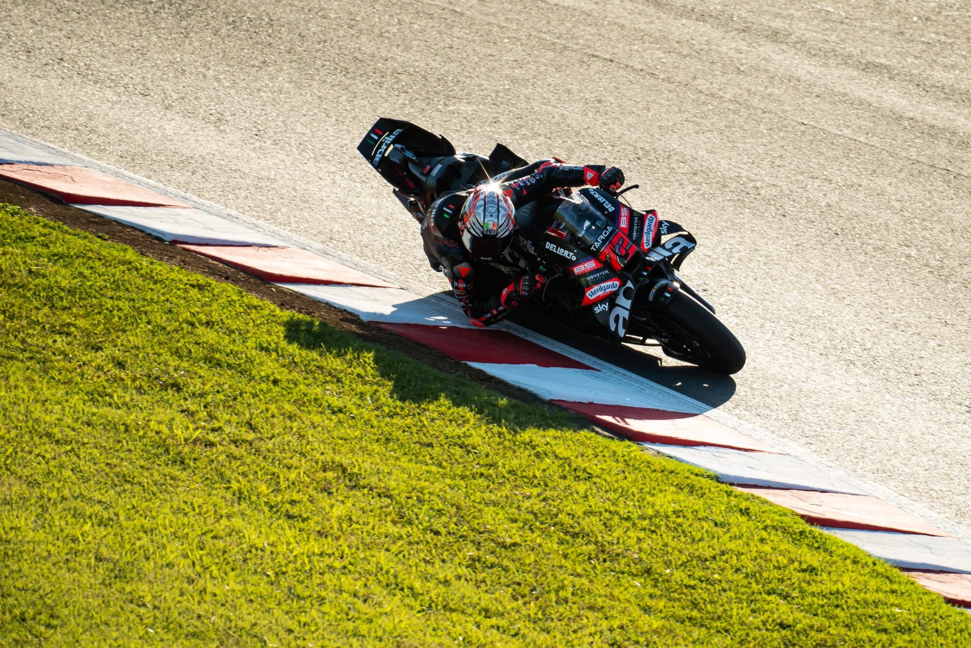 Jannik Sinner prende la patente della moto dopo cinque tentativi: futuro in MotoGP? L'amicizia con Bezzecchi c'è