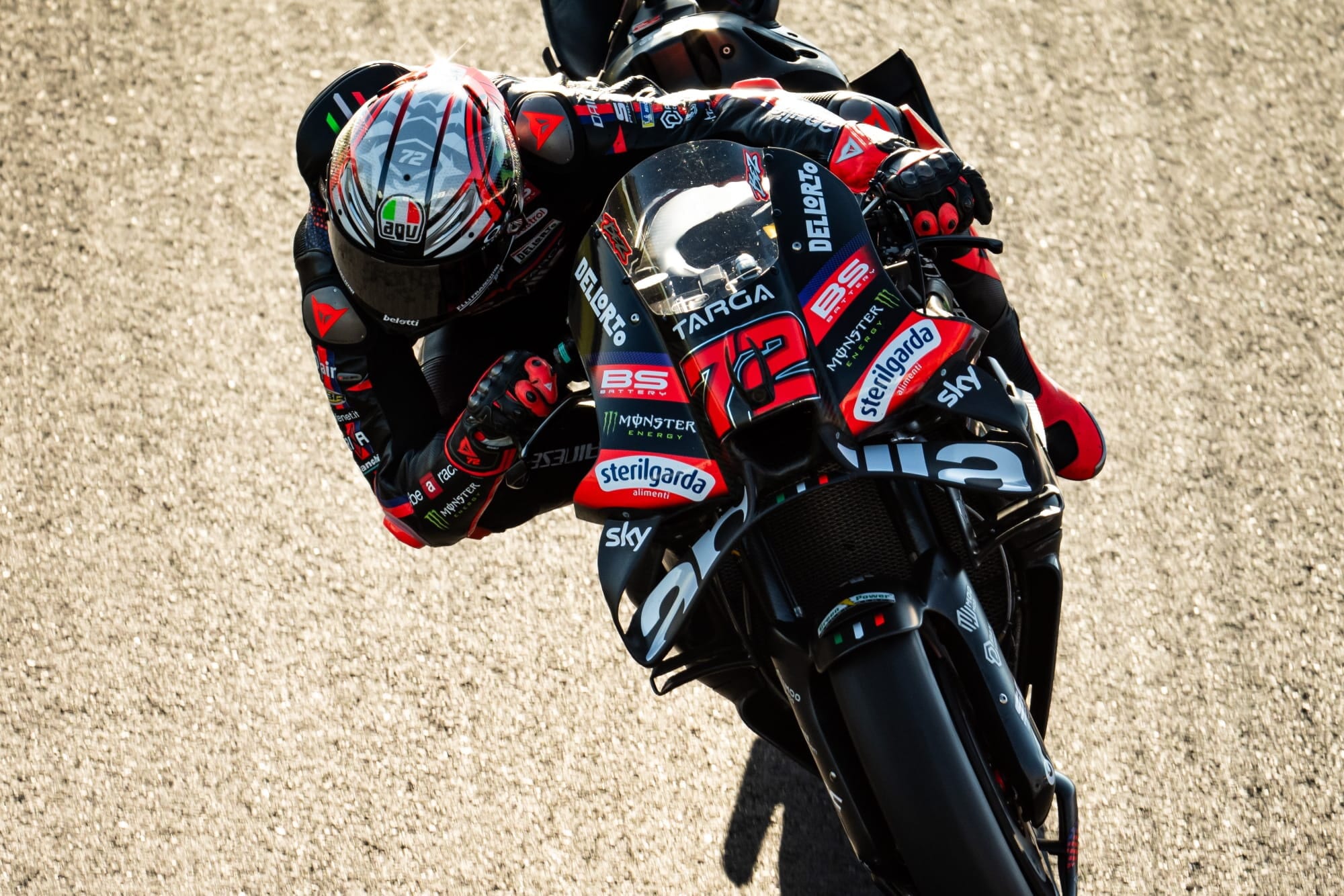 Jannik Sinner prende la patente della moto dopo cinque tentativi: futuro in MotoGP? L'amicizia con Bezzecchi c'è