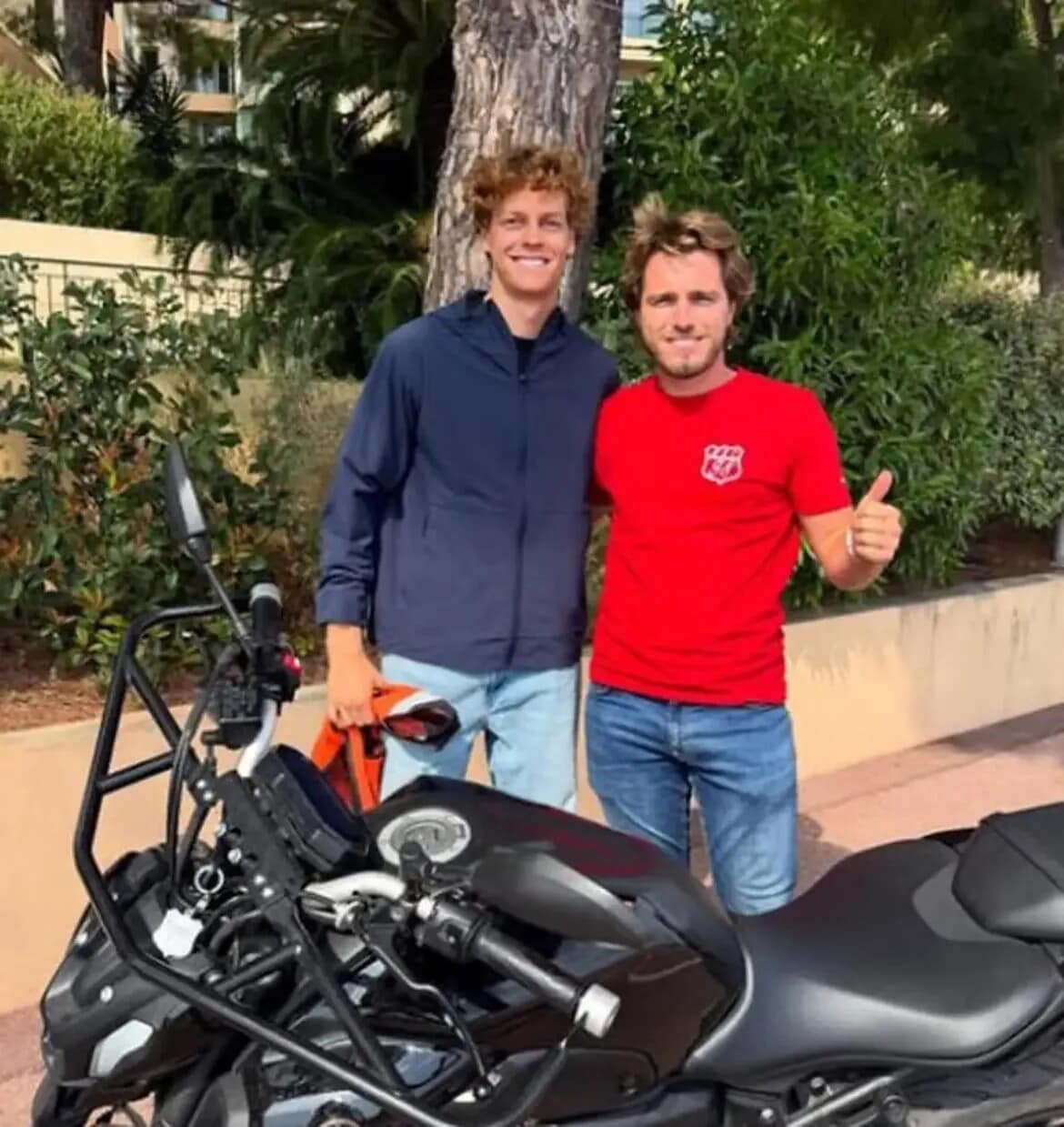 Jannik Sinner prende la patente della moto dopo cinque tentativi: futuro in MotoGP? L'amicizia con Bezzecchi c'è