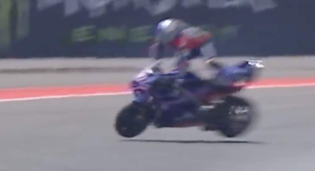Duro highside per Razgatlioglu in FP2: la sequenza