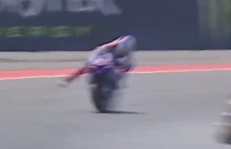 Duro highside per Razgatlioglu in FP2: la sequenza