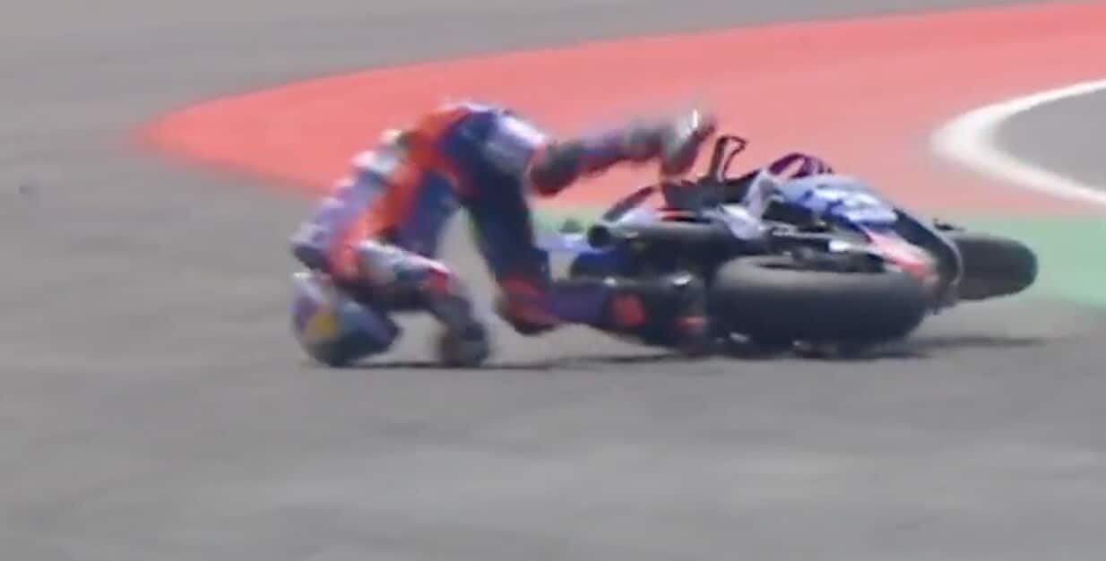 Duro highside per Razgatlioglu in FP2: la sequenza