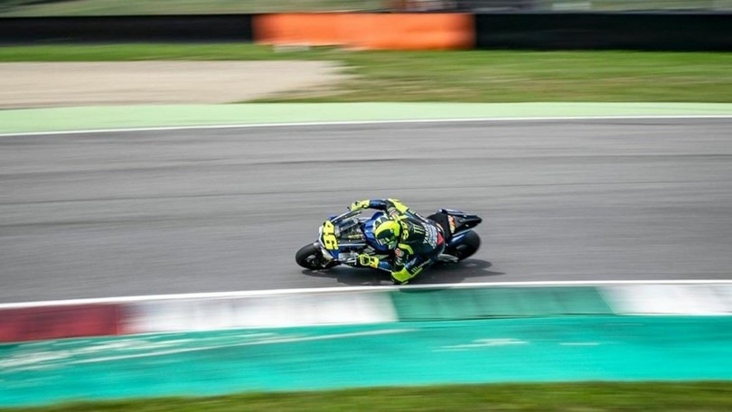 Rossi in pista al Mugello con i ragazzi dell'Academy VR46 - FOTO