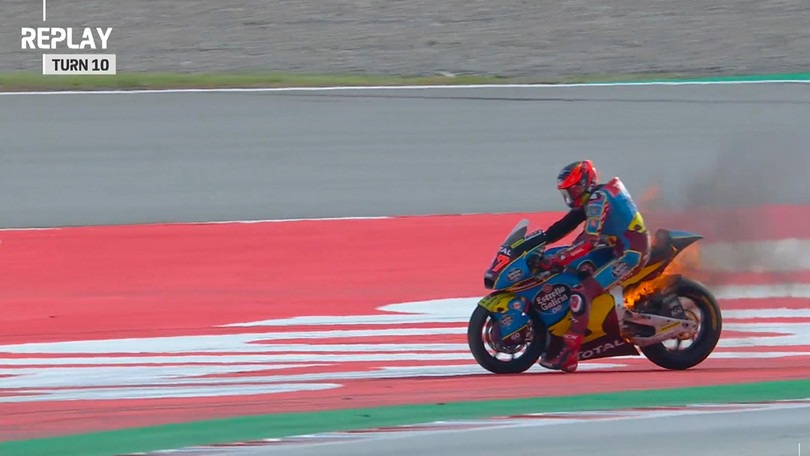 Moto2 Barcellona, a fuoco la Kalex di Fernandez - FOTO