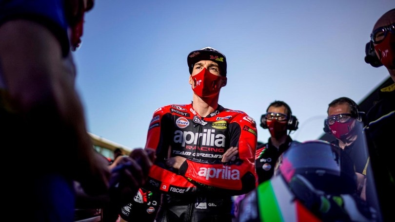 MotoGP, Aleix Espargarò posa con la sua nuova Aprilia