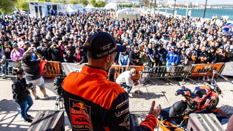 Miguel Oliveira, parata a Portimao con i tifosi e la sua KTM RC16 - FOTO