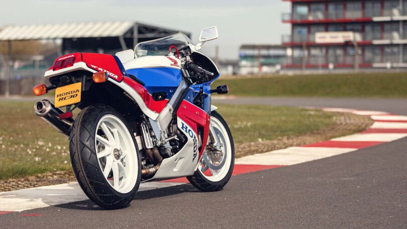 Honda RC30: la storia della moto che conquistò la SBK e la gente