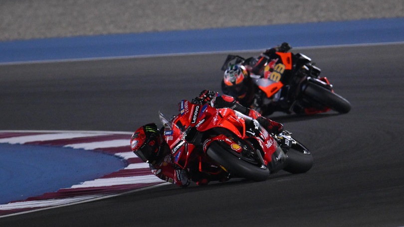 Bagnaia illumina la MotoGP nella notte del Qatar