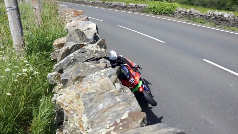 A 300 all'ora tra alberi e marciapiedi: è iniziato il Tourist Trophy 2024!
