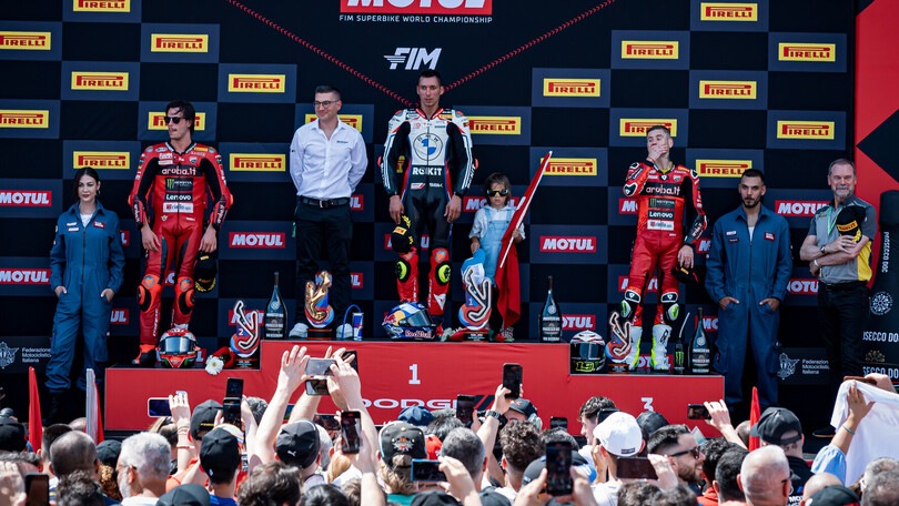 SBK, Toprak sul podio con un piccolo fan: ecco chi è