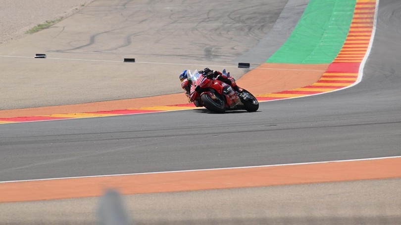 Il duello Bagnaia - Marquez finisce nel peggiore dei modi: la sequenza dell'incidente