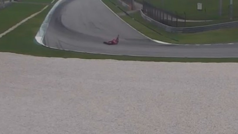 MotoGP 2025, la caduta di Marquez sulla Ducati a Sepang, vista da un'angolatura inedita