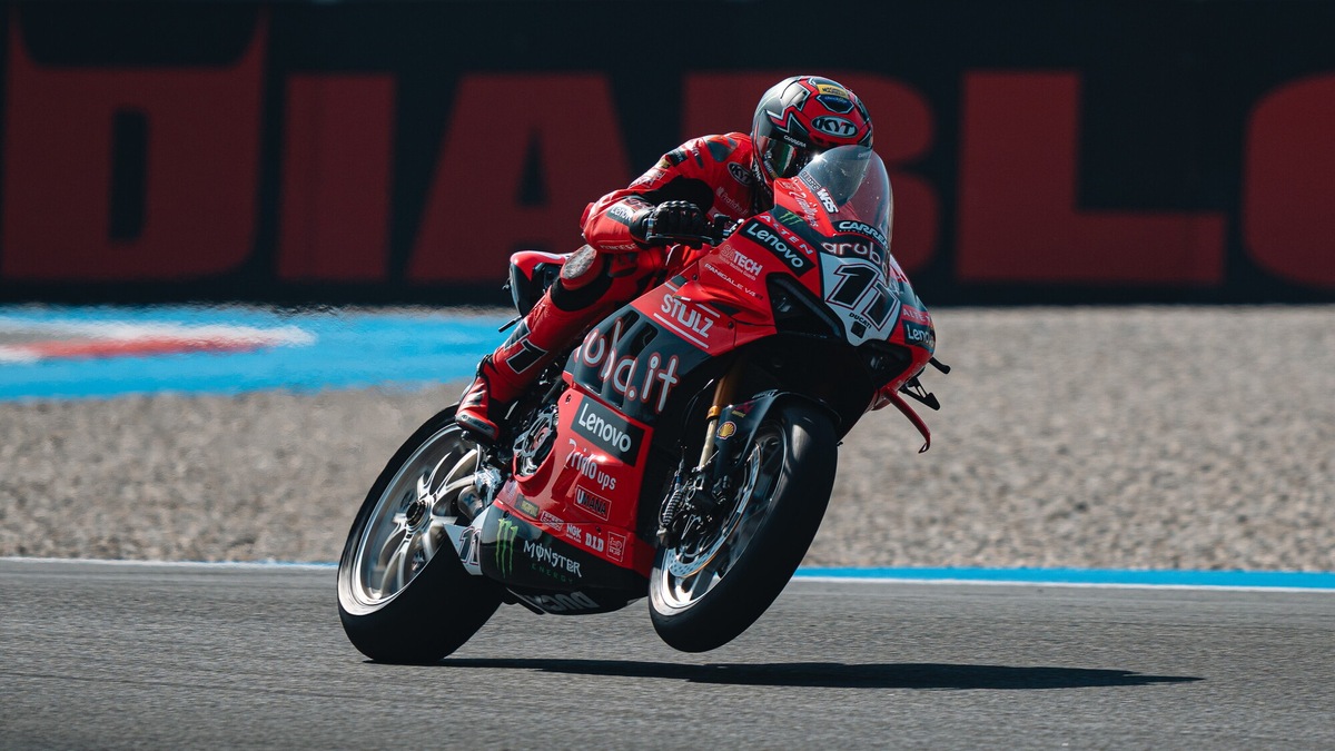 SBK Assen: dominio di Bulega, podio tutto italiano in Gara 1